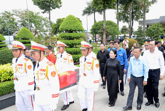 dua hai cot liet si nguyen van troi ve nghia trang liet si tp hcm