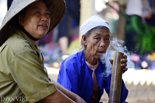 anh ve noi phu nu hut thuoc lao nha khoi dieu nghe nhu dan ong