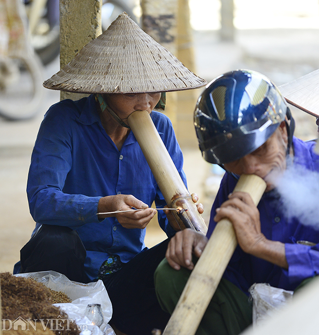 anh ve noi phu nu hut thuoc lao nha khoi dieu nghe nhu dan ong