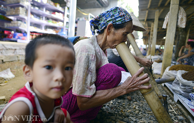 anh ve noi phu nu hut thuoc lao nha khoi dieu nghe nhu dan ong