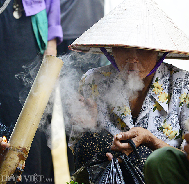 anh ve noi phu nu hut thuoc lao nha khoi dieu nghe nhu dan ong