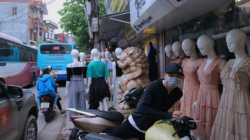 giat minh hang tram chan dai da trang dung doc pho ha noi goi khach