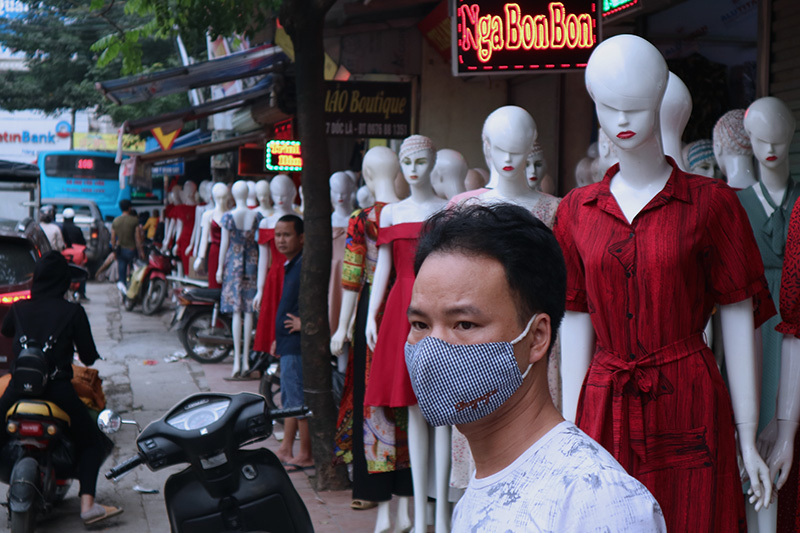 giat minh hang tram chan dai da trang dung doc pho ha noi goi khach