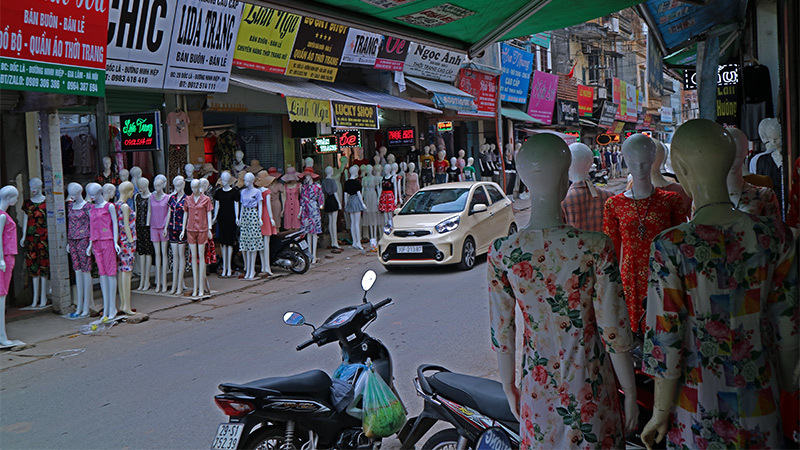 giat minh hang tram chan dai da trang dung doc pho ha noi goi khach