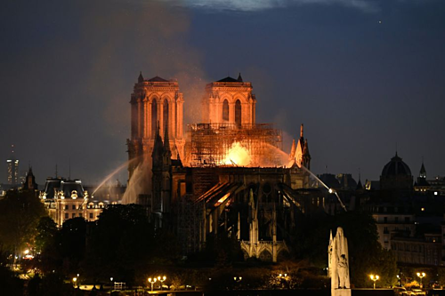 hang loat du khach bat khoc khi lua bung len o nha tho duc ba paris