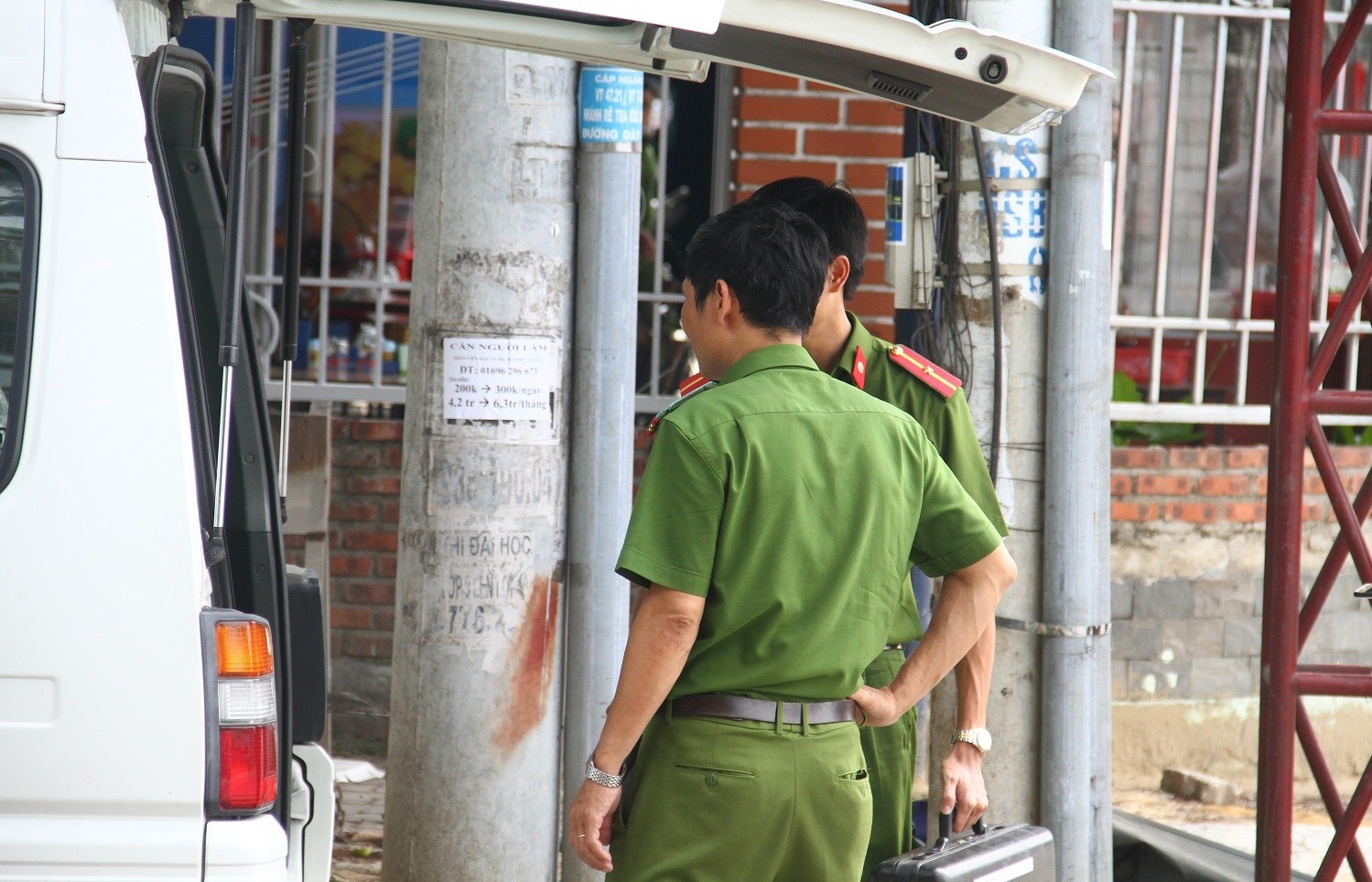 sau khi cai nhau em re lai xe con tong thang anh vo roi bo di