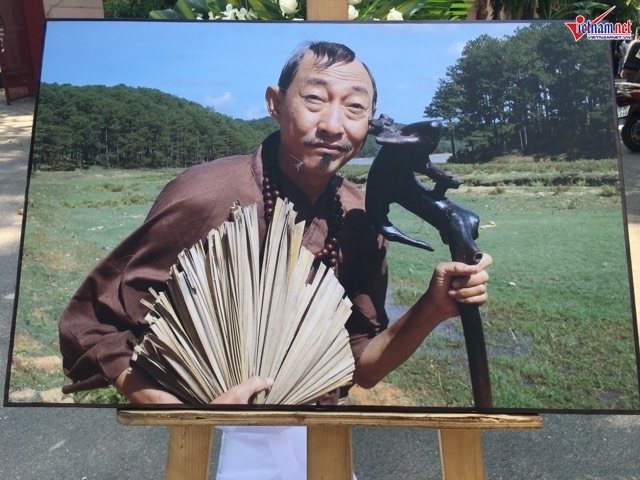 hinh anh vai dien cua nghe si le binh duoc dat trong tang le