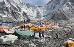 phuot thu bam nhau nhich tung chut len noc nha the gioi everest