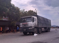 xe tai dam chet nguoi nhung khong dung lai van di thang vao nha may bia