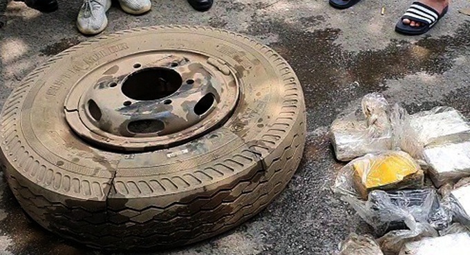 16 banh heroin giau trong lop xe tai
