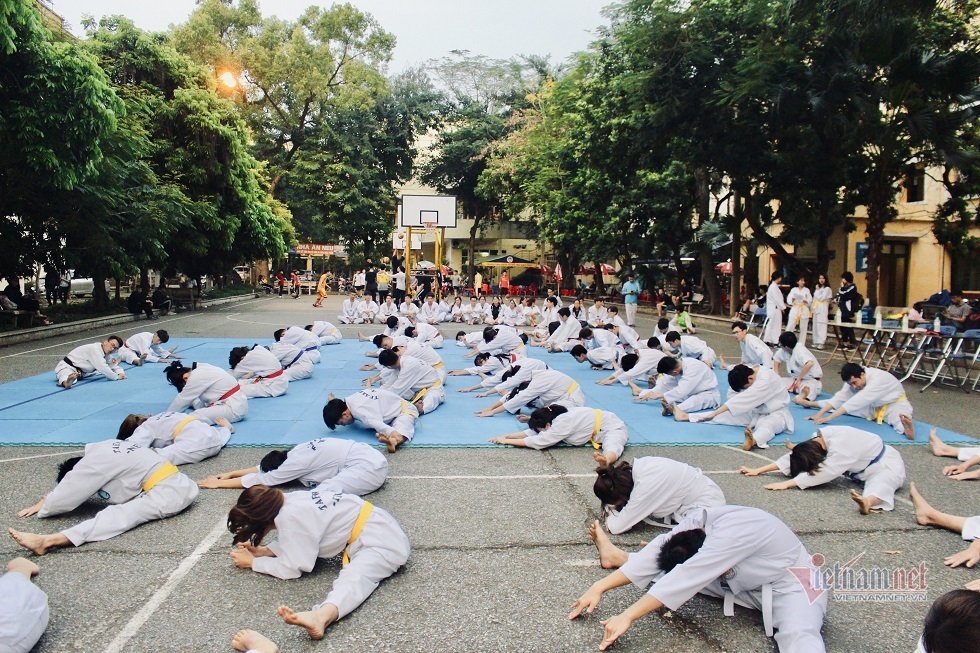 ve xinh xan dang yeu cua nu sinh cau lac bo taekwondo truong kinh te don tim dan mang