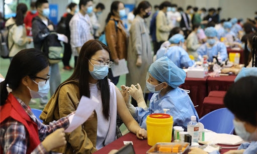 Người Trung Quốc đổ xô tiêm vaccine vì sợ bùng dịch