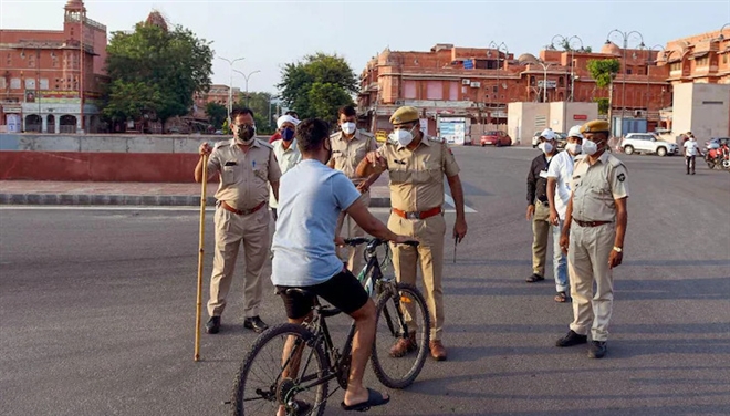 Vi phạm lệnh giới nghiêm, nam thanh niên Ấn Độ bị cảnh sát đánh chết - 1