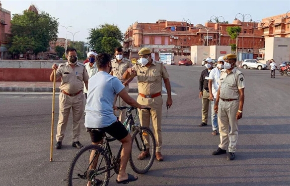 Vi phạm lệnh giới nghiêm, nam thanh niên Ấn Độ bị cảnh sát đánh chết