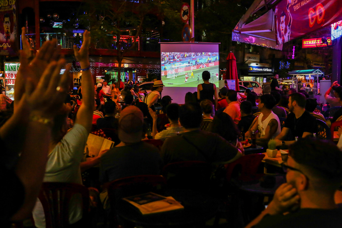 Khách Tây ở Sài Gòn cuồng nhiệt cổ vũ World Cup khach tay o sai gon cuong nhiet co vu world cup