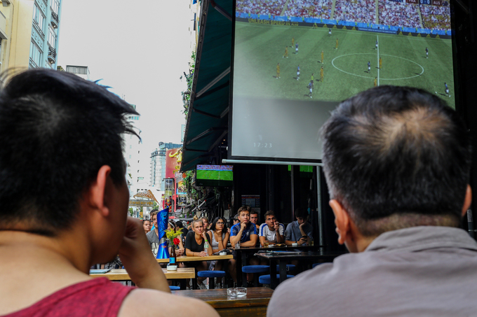 Khách Tây ở Sài Gòn cuồng nhiệt cổ vũ World Cup khach tay o sai gon cuong nhiet co vu world cup