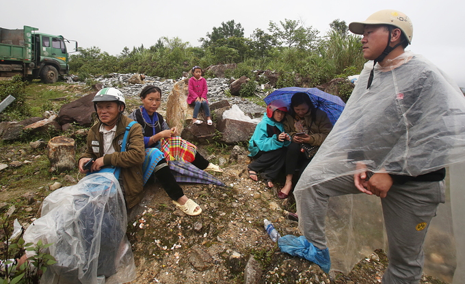 nguoi dan dam mua 12 tieng cho thong xe