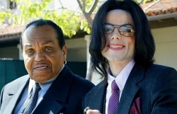 michael jackson sau khi qua doi kiem nhieu tien hon luc song