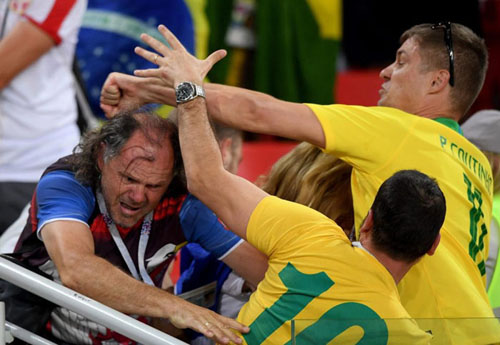 co dong vien brazil serbia au da tren khan dai world cup