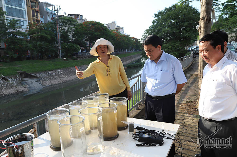 trai chieu nam ngu say sua doc sach ben bo song to lich