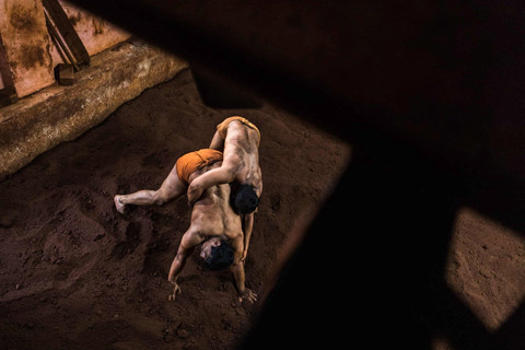 Đô vật bùn Kushti của Ấn Độ: Nhịn dục, khổ luyện để đổi đời do vat bun kushti cua an do nhi n du c kho luyen de do i do i