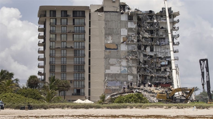 Sập chung cư 12 tầng ở Mỹ: Số người chết tăng lên 9, hơn 150 người mất tích - 1