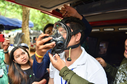 mat bao lau de dua doi bong nhi thai lan ra khoi hang ngap nuoc