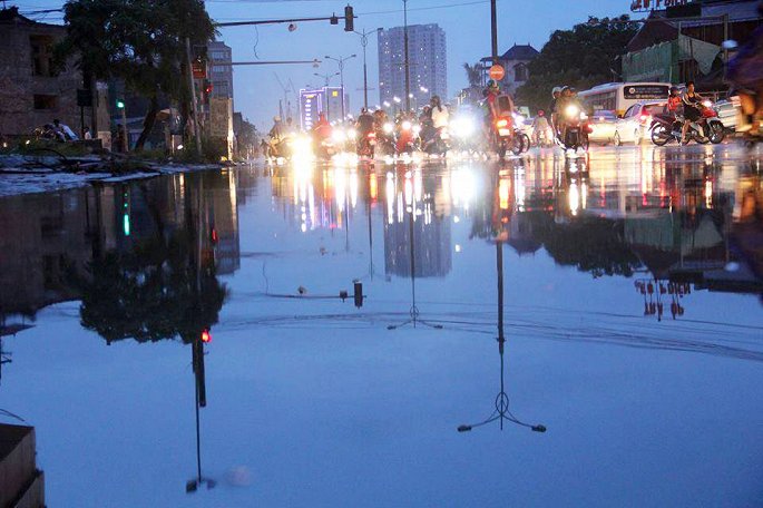 anh pho ha noi thanh song sau mua lon keo dai