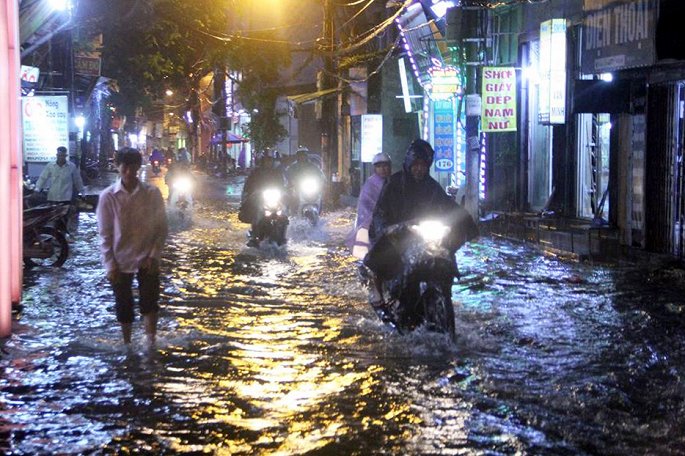 anh pho ha noi thanh song sau mua lon keo dai