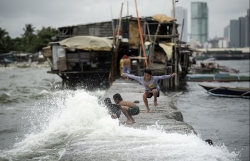 mua lon ngay cuoi tuan xe buyt boi giua pho ha noi