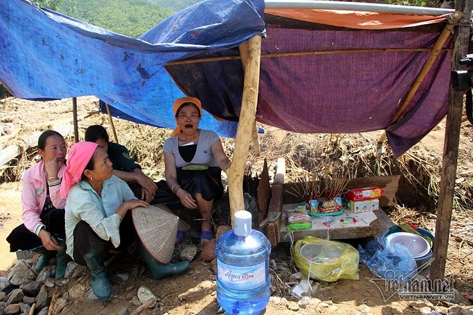 lu ong kinh hoang o yen bai nguoi me hai tay be hai con chay lu bi cuon troi