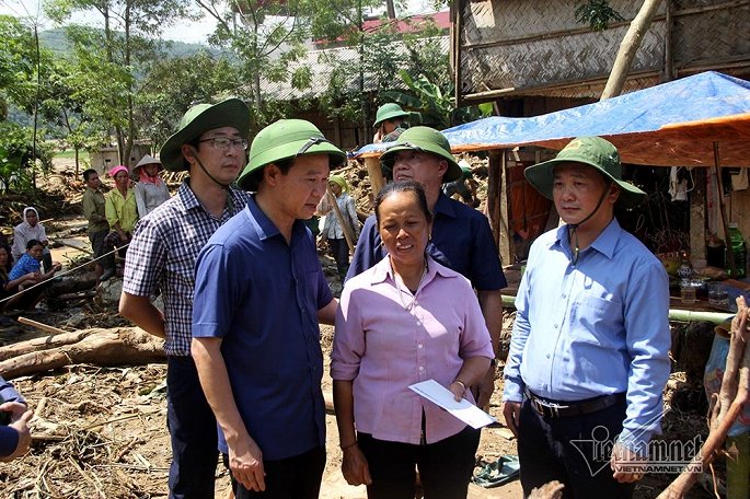 lu ong kinh hoang o yen bai nguoi me hai tay be hai con chay lu bi cuon troi