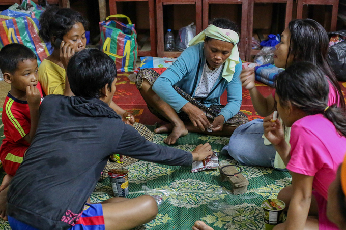 dem o khu lanh nan cua nguoi lao thoat khoi dong lu du