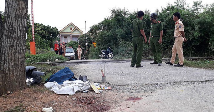 bang qua duong ngang co gac chan nguoi phu nu bi tau can tu vong