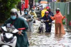 Sài Gòn mưa lớn, người dân qua 