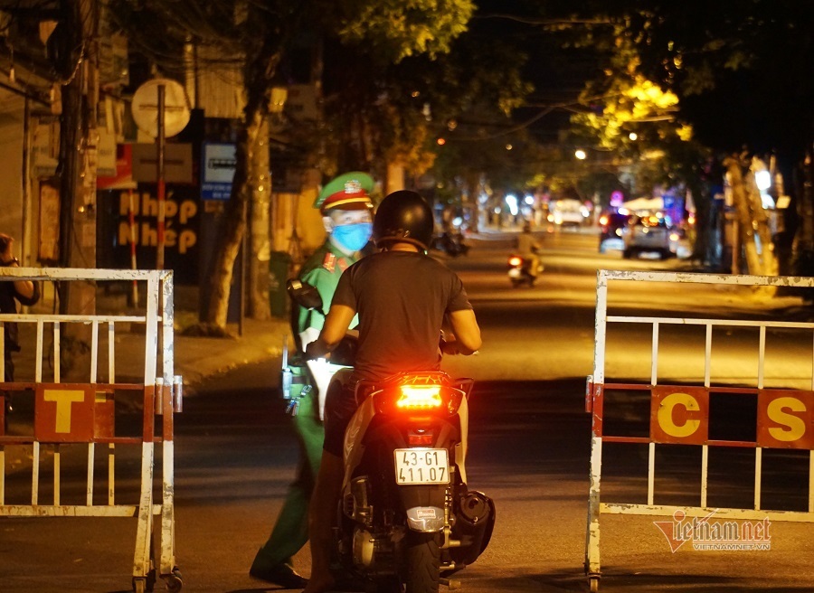 dung barie phong toa nhieu tuyen duong quanh 2 benh vien da nang