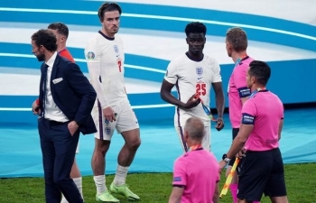 Cầu thủ Anh bị chỉ trích vì tháo bỏ huy chương