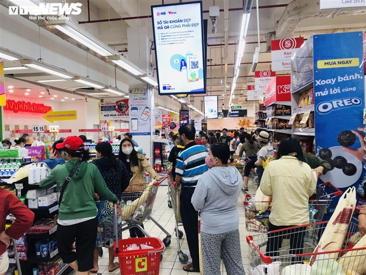 Người Sài Gòn lại đổ xô đi siêu thị, xếp hàng chờ thanh toán cả tiếng đồng hồ - 12