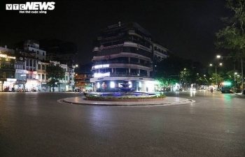 Đường phố Hà Nội vắng lặng trong đợt cao điểm chống làn sóng dịch COVID-19 thứ 4