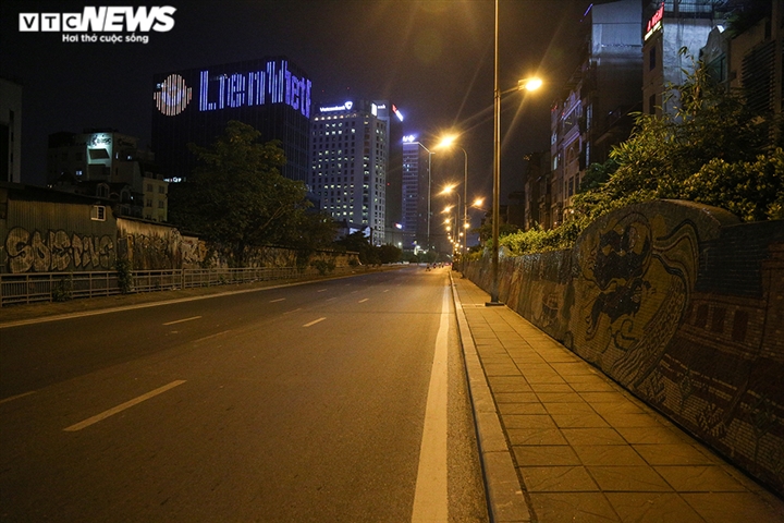 Đường phố Hà Nội vắng lặng trong đợt cao điểm chống làn sóng dịch COVID-19 thứ 4 - 12