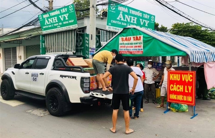 Xe "Bánh mì 0 đồng" rong ruổi khắp Sài Gòn những ngày chống dịch