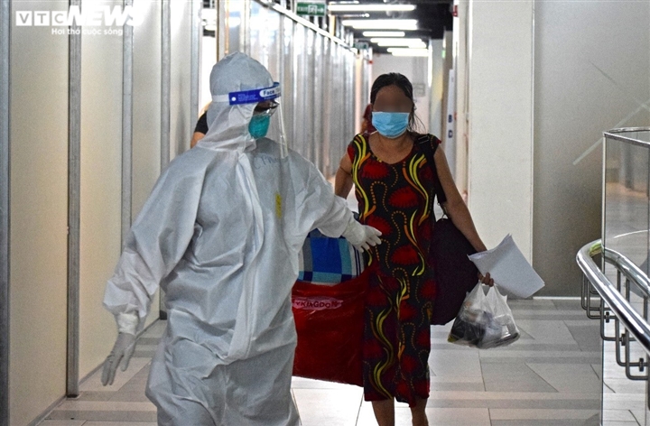 TP.HCM: Những bệnh nhân COVID-19 đầu tiên nhập viện dã chiến Thuận Kiều Plaza - 5