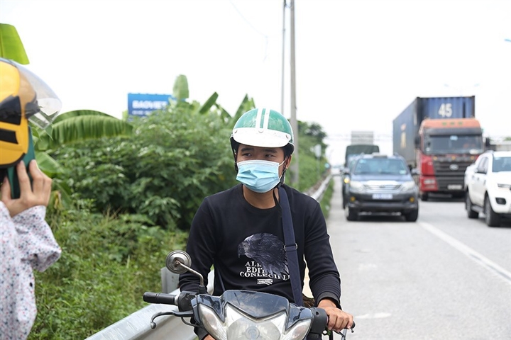 Ảnh: Nhiều xe vào Hà Nội phải quay đầu, cầu Phù Đổng ùn tắc kéo dài - 10