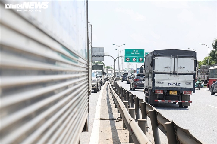 Ảnh: Nhiều xe vào Hà Nội phải quay đầu, cầu Phù Đổng ùn tắc kéo dài - 2