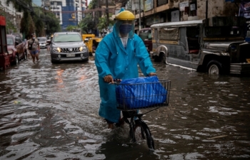 Đang vật lộn với COVID-19, thủ đô Philippines lại phải gồng mình chống mưa bão