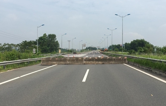 Hàng rào bê tông chắn đường cao tốc Nội Bài - Lào Cai