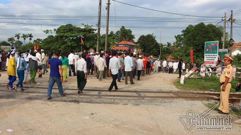 tai nan o quang nam tram o to nhuong duong xe tang 4 nan nhan dau tien