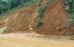 nha dan do nghieng duong xa nut toac hoa binh di dan khan cap