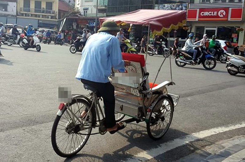 khach tay giat minh nhan bat lua 700 nghin dong tu nguoi ban hang rong