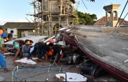 hang nghin du khach chen chuc tren bai bien de di tan tai indonesia